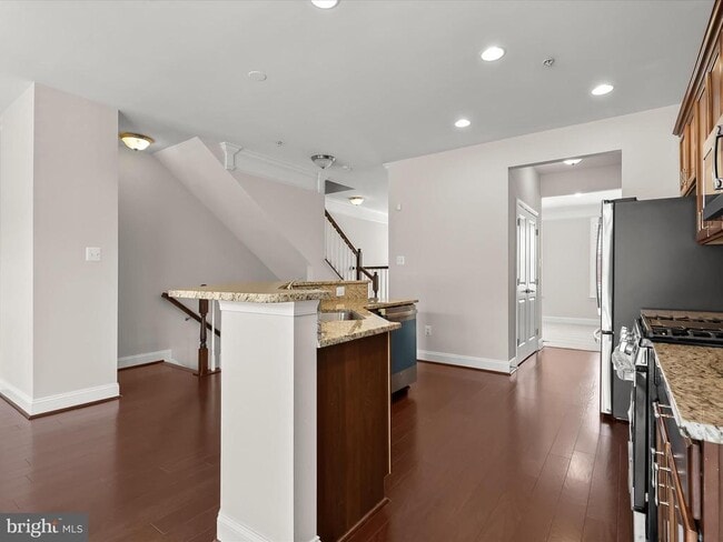 Building Photo - 5803 Lois Ln