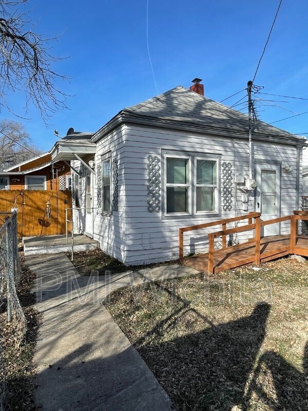 Building Photo - 418 W Harry St