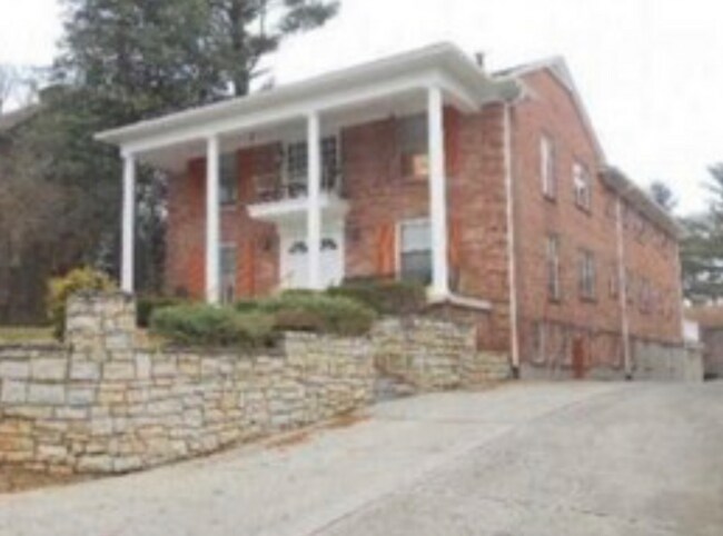Building Photo - 2549 Glenmary Ave