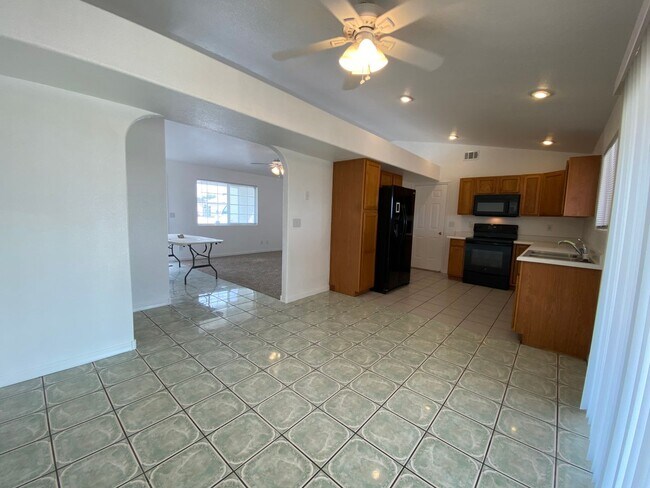 Building Photo - Great 3 Bedroom Home in Golden Valley on Pavement!