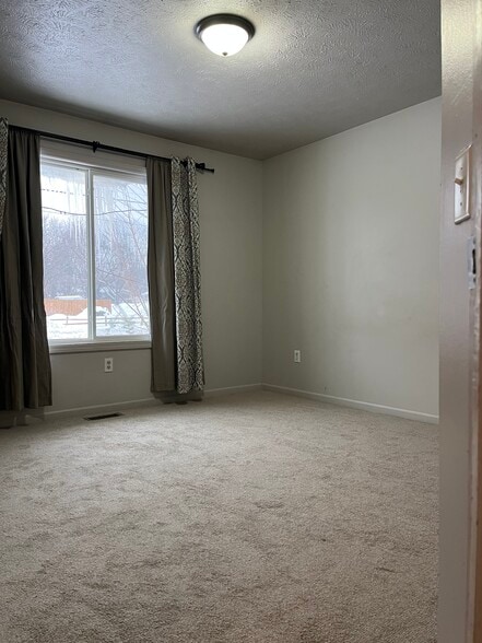 Spacious bedroom with large window - 4417 Poinsettia Ave SE