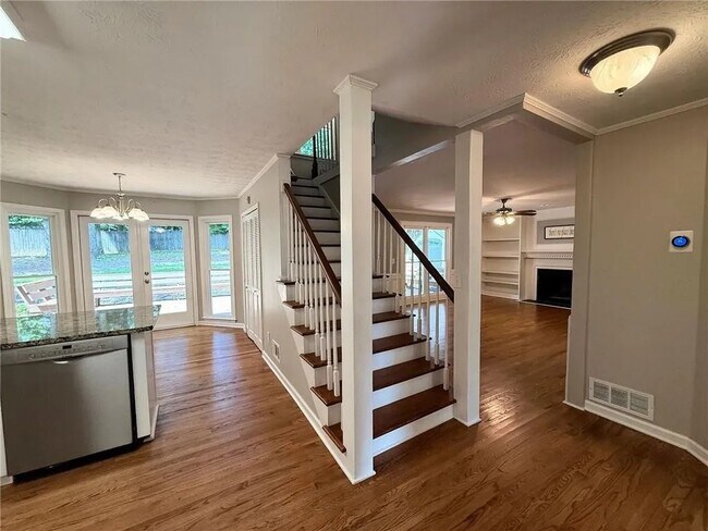 Building Photo - 2329 Milstead Cir NE
