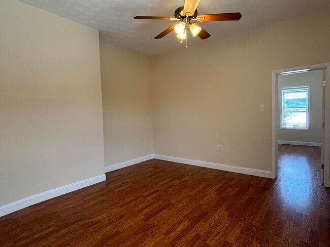 Building Photo - 35 Ash St