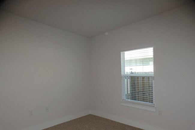 Building Photo - 4-Bedroom Home - Community Pool