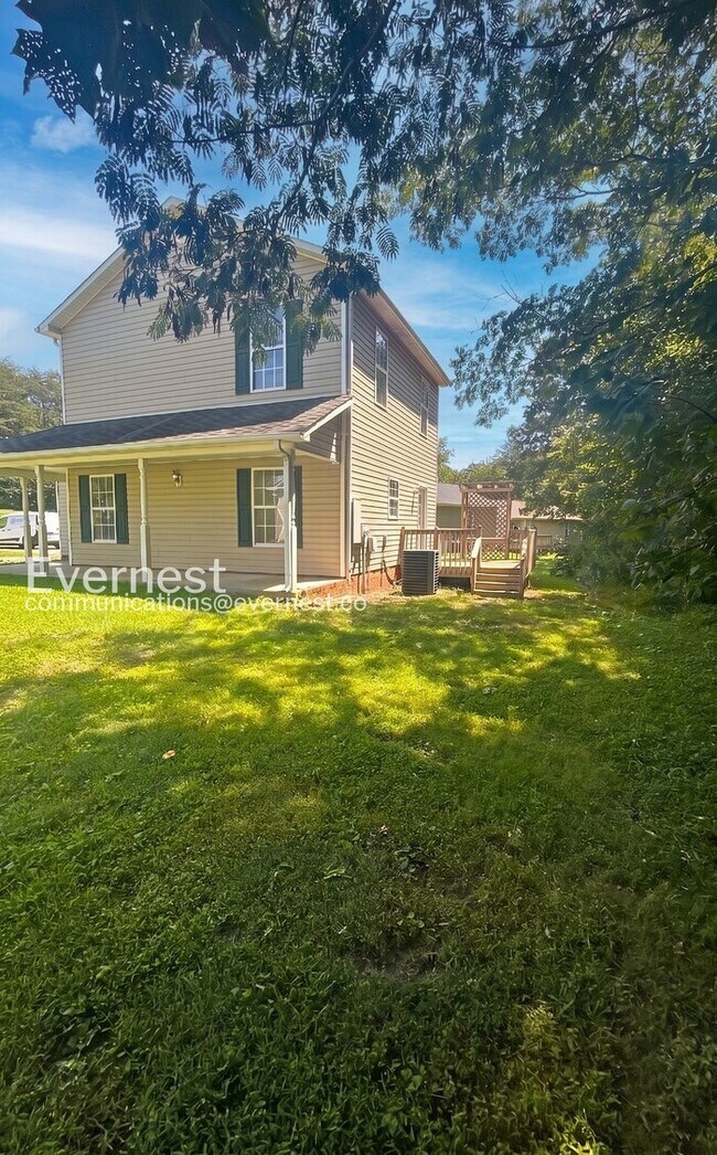 Building Photo - 3 Bed, 2 Bath Home with Off-Street Parking / Available Now!