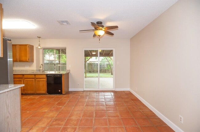 Building Photo - 1004 Kavanagh Dr