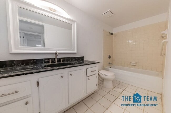 Building Photo - 1100 Martinique Dr