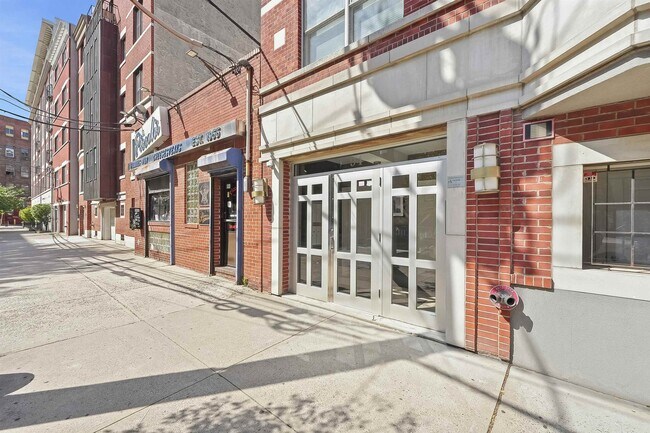 Building Photo - 94 Clinton St