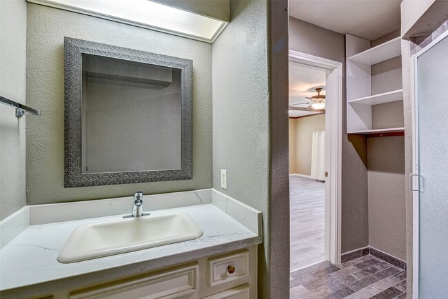 Building Photo - 15606 Dawnbrook Dr