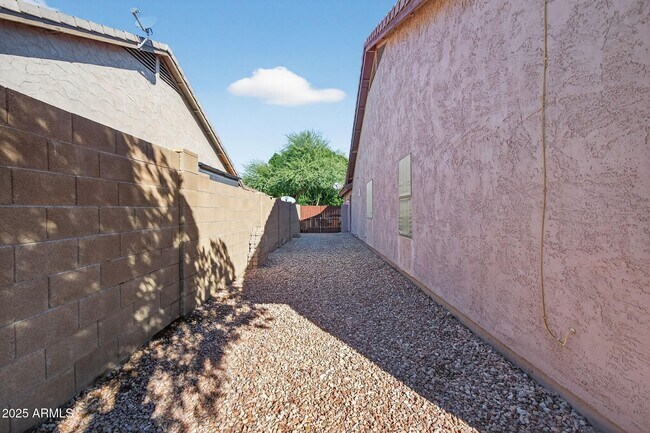 Building Photo - 8611 W Alex Ave