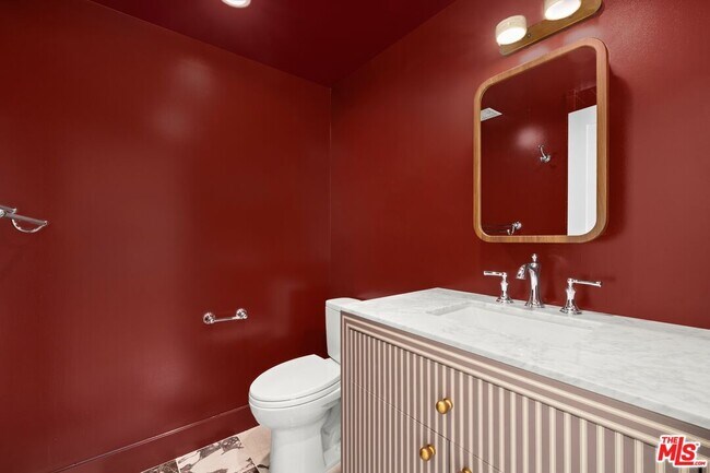 Building Photo - 211 S Formosa Ave