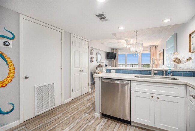 Building Photo - 7310 Seawall Blvd