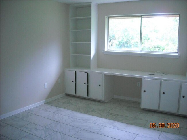 Building Photo - 10331 W Almond Dr
