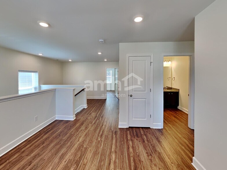 Building Photo - 5820 Zurich Rd