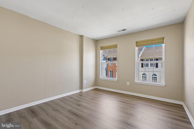 Building Photo - 7721 Valley Oak Dr