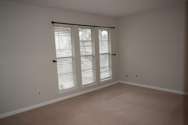 Building Photo - 410 Westwood Dr