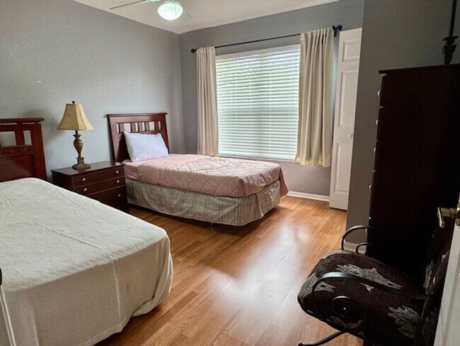 Building Photo - Fully Furnished 4 Bedroom 3 Bath Townhome ...