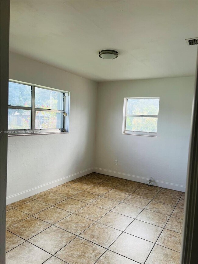 Building Photo - 1540 NE 180th St