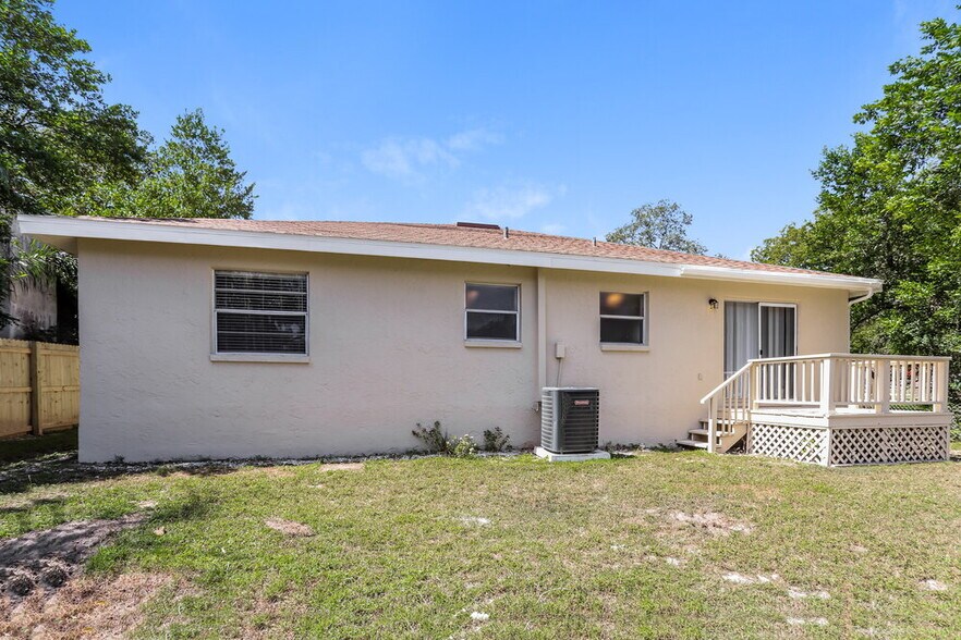 Building Photo - 9811 N Connechusett Rd