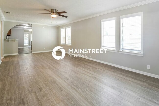 Building Photo - 3 Bedroom Pet-Friendly Home in Tampa, FL with Main Street Renewal