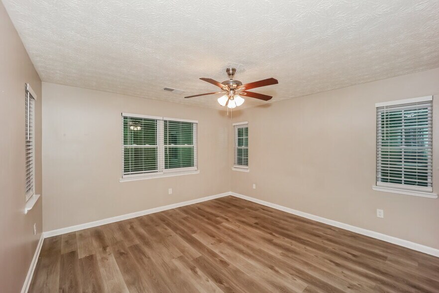 Building Photo - 540 Hillsdale Dr