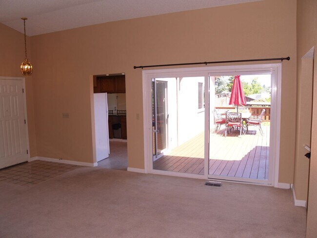 Building Photo - Beautiful West Dublin Home with Spectacula...