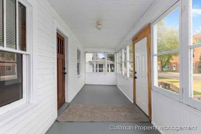 Building Photo - 4 Bed, 2 Bath Single Family Home