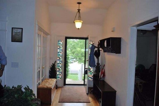Building Photo - 581 Forest Hill Dr