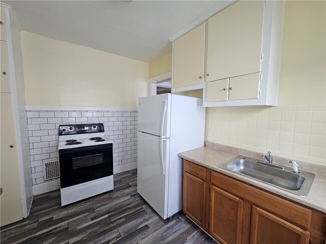 Building Photo - 133 McKinley St