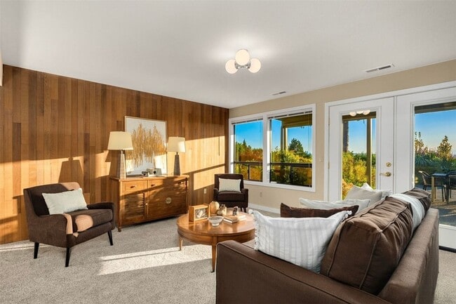 Building Photo - Kirkland View Home