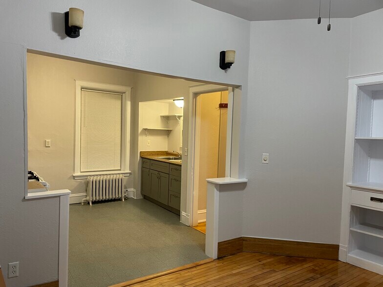 Building Photo - 317 N 4th Ave W