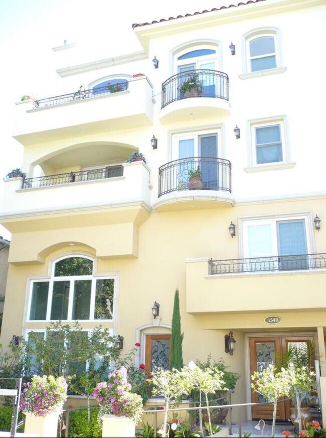 Building Photo - 1540 S Bentley Ave