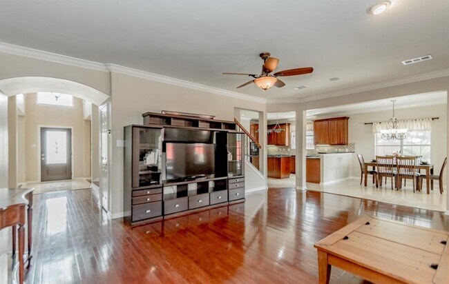 Building Photo - 303 N Elder Grove Dr