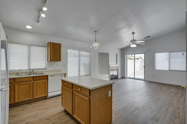 Building Photo - Charming Single-Story in Silverado Ranch!