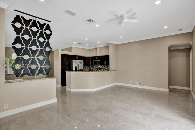 Building Photo - 1100 Chinaberry Dr