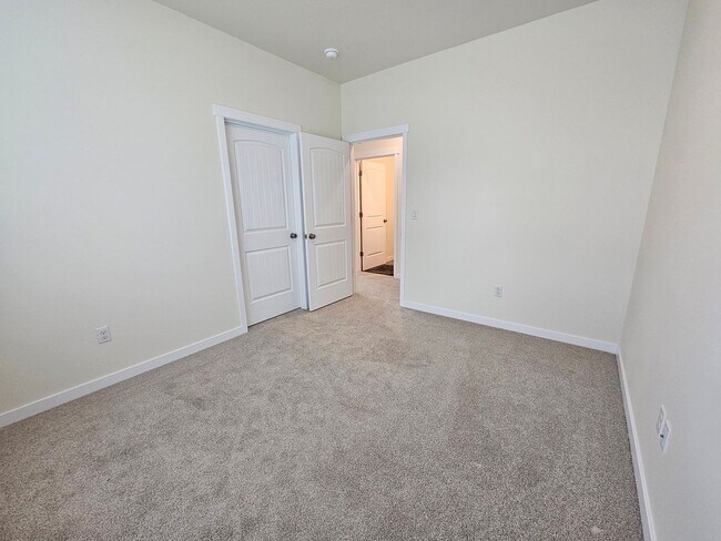 Building Photo - Spacious 4-bedroom Retreat