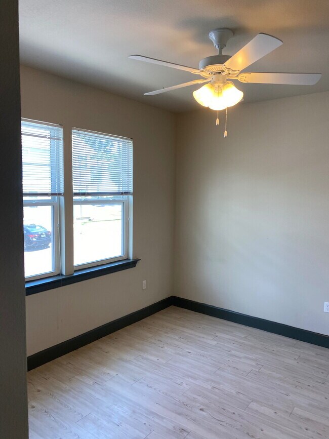 Building Photo - Now Leasing! Spacious 6-Bedroom, 6.5-Bathroom student house just minutes from campus. Only $650/m...