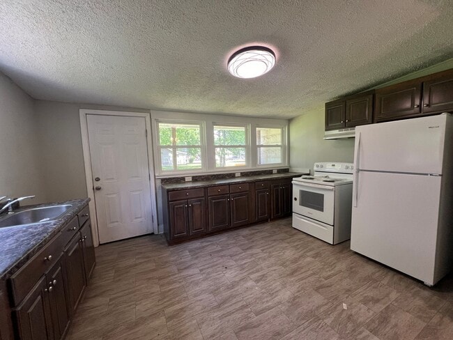 Building Photo - 2 Bedroom 1 Bath