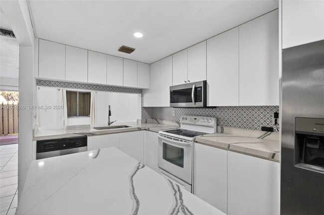 Building Photo - 5843 Woodlands Blvd