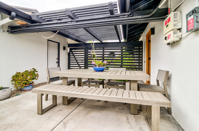 Building Photo - 2960 Calle Grande Vista