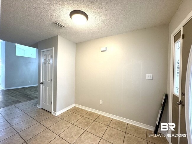 Building Photo - 9964 Hollowbrook Ave