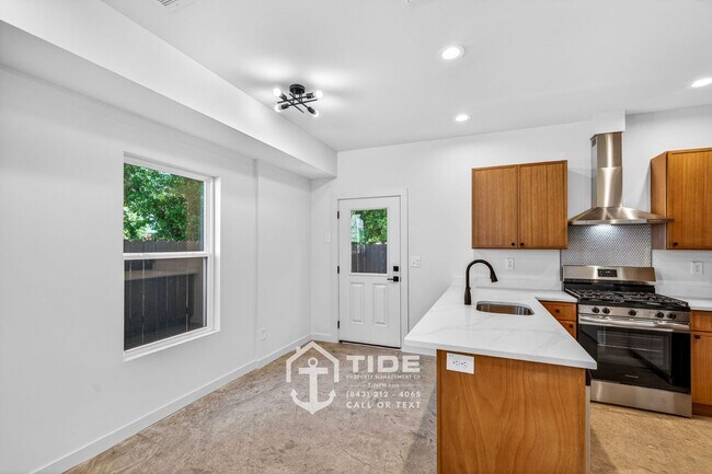 Building Photo - Move-In Ready Home Near Park Circle
