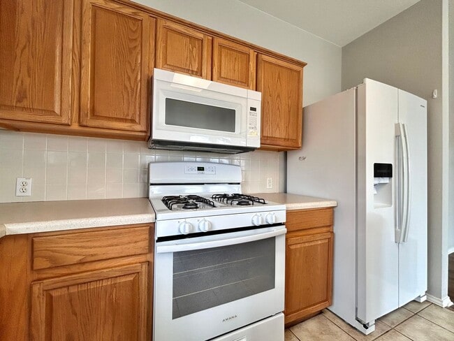 Building Photo - Move-In Ready 3/BR 2/BA Home Featuring Fireplace, Garage & Private Yard