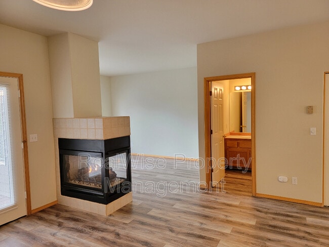 Building Photo - 1085 Golden Pheasant Dr
