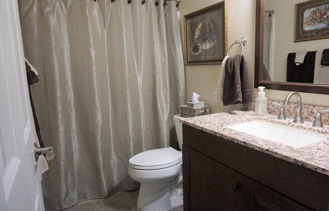 Building Photo - Lake Shore 4 Bedrooms