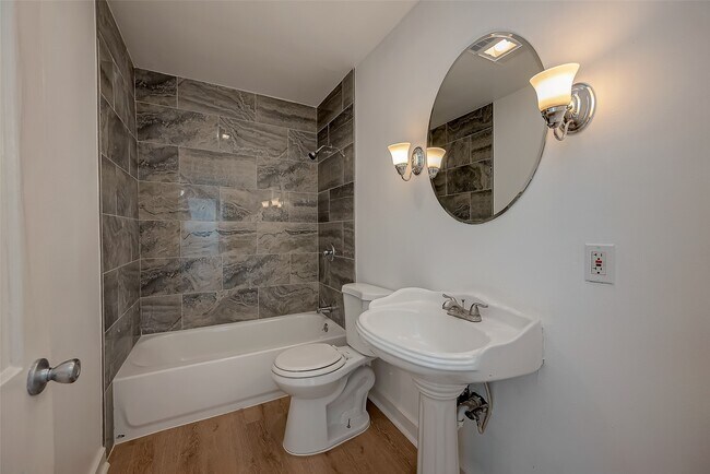 Building Photo - 2051 Santa Rosa St