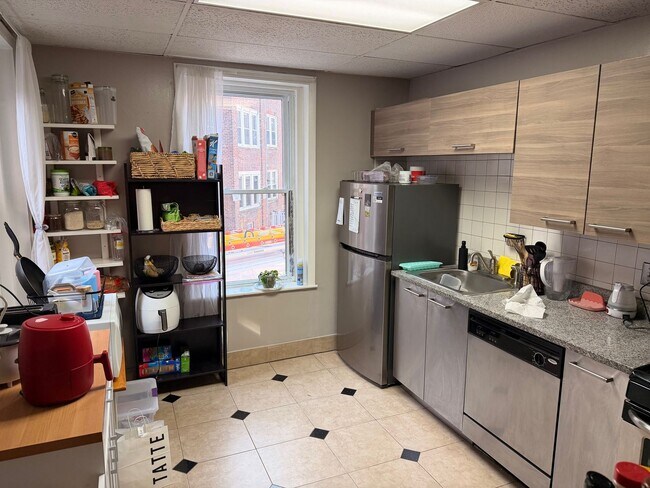 Building Photo - Check out this 3 bed in Brighton... SEPT 1ST MOVE IN