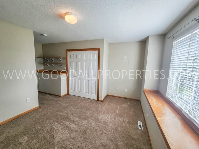 Building Photo - 2 Bedroom 2.5 Bath Townhome In West Des Mo...