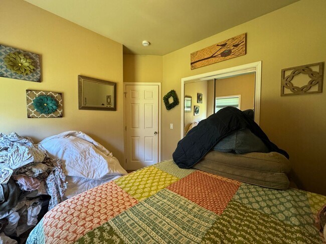 Building Photo - 3 Bedroom, 3 Bathroom House - Walking distance to the beach