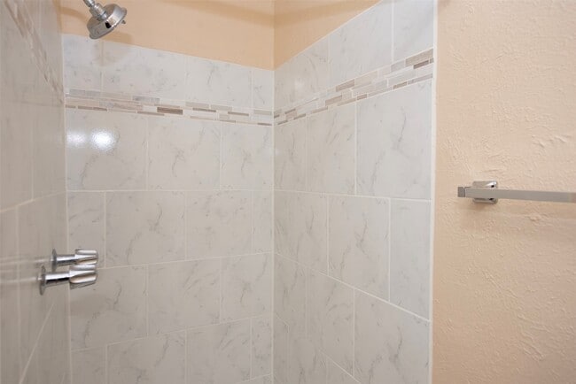 Building Photo - 4843 Beechaven St